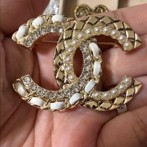 Elegant Gold and Cream Brooch with Pearls and Crystals